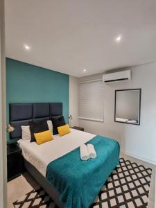 una camera da letto con un letto grande con due asciugamani sopra di 707 2six2 Florida Rd- corporate 1 bedroom a Durban