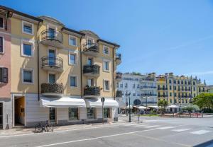 a building on a street with an umbrella in front of it at Porto Vecchio Home in Grado +6 photos