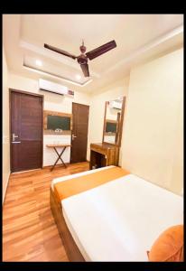 um quarto com uma cama e um ventilador de teto em Amritsar Hotel Golden 56 With Lift & Free Wi-fi Facility - 200 Meter From Golden Temple And Jallianwala Bagh - A Premium Hotel In Amritsar em Amritsar mais 16 fotografias