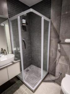 una doccia con una porta in vetro in un bagno di 707 2six2 Florida Rd- corporate 1 bedroom a Durban
