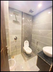 um banheiro com vaso sanitário e pia em Amritsar Hotel Golden 56 With Lift & Free Wi-fi Facility - 200 Meter From Golden Temple And Jallianwala Bagh - A Premium Hotel In Amritsar em Amritsar