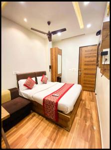 um quarto com uma cama em um quarto em Amritsar Hotel Golden 56 With Lift & Free Wi-fi Facility - 200 Meter From Golden Temple And Jallianwala Bagh - A Premium Hotel In Amritsar em Amritsar