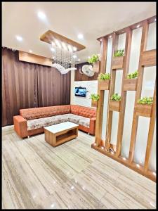 uma sala de estar com um sofá e um lustre em Amritsar Hotel Golden 56 With Lift & Free Wi-fi Facility - 200 Meter From Golden Temple And Jallianwala Bagh - A Premium Hotel In Amritsar em Amritsar