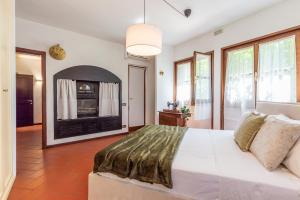 una camera con un grande letto e un camino di Villa Sangiovese con ampio Giardino ad Abbadia di Montepulciano