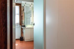 un bagno con lavandino e specchio di Villa Sangiovese con ampio Giardino ad Abbadia di Montepulciano Altre 27 foto