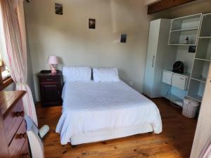 Φωτογραφία από το άλμπουμ του Forest house Knysna with solar and water backup στην Κνύσνα