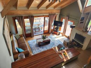 Una televisión o centro de entretenimiento en Forest house Knysna with solar and water backup