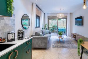 Kuchyň nebo kuchyňský kout v ubytování Almogim Suites Eilat Hotel
