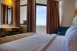 Postel nebo postele na pokoji v ubytování Hotel Sentral Seaview @ ​Beachfront