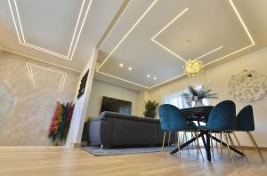 Et opholdsområde på Ciotola Apartment - Parcheggio privato, Aeroporto a 5 Minuti