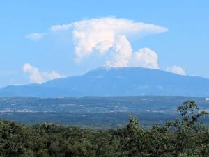 Vista generica sulle montagne o vista sulle montagne dall'interno del campeggio
