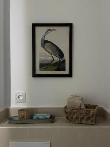 ein gerahmtes Bild eines Vogels an der Wand in der Unterkunft Mams-Cottage-Olivia in Harnischdorf