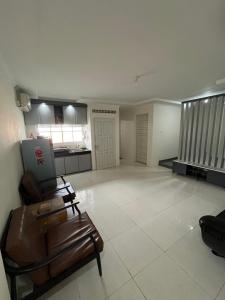 een grote woonkamer met een bank in het midden bij Giggsy Homestay at Belakang Balok in Bukittinggi +5 foto's