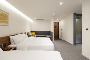 Katil atau katil-katil dalam bilik di Moor Hotel Mokpo By Aank +37 gambar