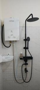 een Nintendo Wii-spelsysteem in een hoek van een kamer bij Giggsy Homestay at Belakang Balok in Bukittinggi