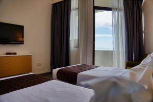 Postel nebo postele na pokoji v ubytování Hotel Sentral Seaview @ ​Beachfront