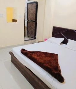 Hotel Priyan-Shi Palace AC OR NON AC ROOM Outstanding Property In Ujjain客房内的一张或多张床位
