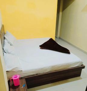 Hotel Priyan-Shi Palace AC OR NON AC ROOM Outstanding Property In Ujjain客房内的一张或多张床位