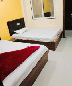 Hotel Priyan-Shi Palace AC OR NON AC ROOM Outstanding Property In Ujjain客房内的一张或多张床位