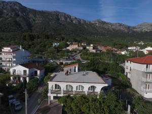 an aerial view of a town with mountains in the background at Dalmacija Gradac in Gradac