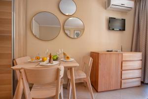 A television and/or entertainment centre at Cascadas Holiday Apartments