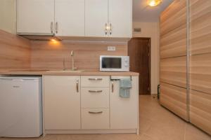 A kitchen or kitchenette at Cascadas Holiday Apartments