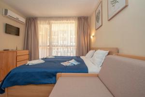 A bed or beds in a room at Cascadas Holiday Apartments Még 37 kép