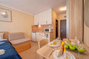 A kitchen or kitchenette at Cascadas Holiday Apartments