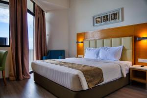Postel nebo postele na pokoji v ubytování Hotel Sentral Seaview @ ​Beachfront