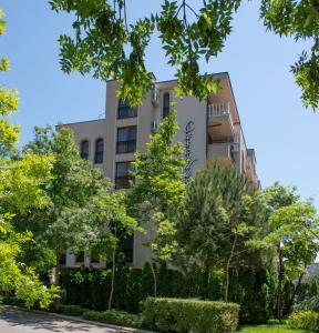 A garden outside Cascadas Holiday Apartments