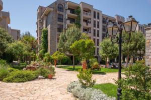 A garden outside Cascadas Holiday Apartments