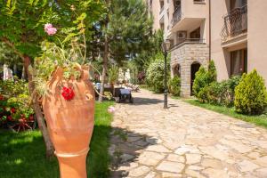 A garden outside Cascadas Holiday Apartments