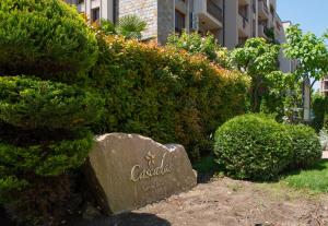 A garden outside Cascadas Holiday Apartments