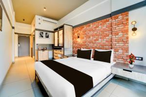 Super Townhouse Oak Mangalore客房内的一张或多张床位