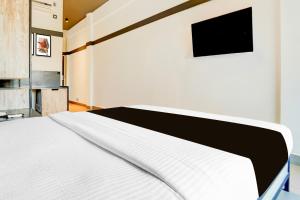 Super Townhouse Oak Mangalore客房内的一张或多张床位