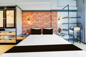 Super Townhouse Oak Mangalore客房内的一张或多张床位