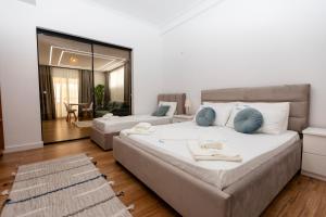 sypialnia z dużym łóżkiem i kanapą w obiekcie Lungomare Apartments we Wlorze