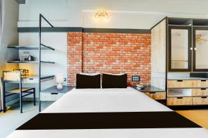 Super Townhouse Oak Mangalore客房内的一张或多张床位