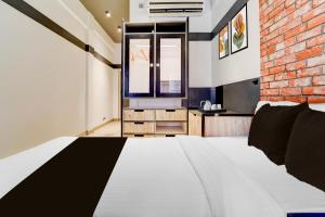 Super Townhouse Oak Mangalore客房内的一张或多张床位