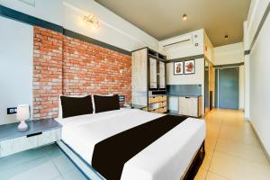 Super Townhouse Oak Mangalore客房内的一张或多张床位