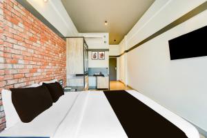 Super Townhouse Oak Mangalore客房内的一张或多张床位