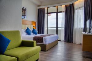 Postel nebo postele na pokoji v ubytování Hotel Sentral Seaview @ ​Beachfront