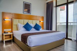 Postel nebo postele na pokoji v ubytování Hotel Sentral Seaview @ ​Beachfront