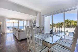 een woonkamer met uitzicht op de oceaan bij Casa Maresia da Salema in Salema