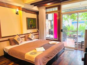 Postel nebo postele na pokoji v ubytování BI SAIGON Hotel - BUI VIEN WALKING STREET