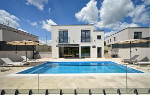 Πισίνα στο ή κοντά στο Beautiful Home In Maglenca With Sauna +28 φωτογραφίες
