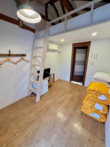 una habitación con una litera y una escalera en Jeonju Gaindang Hanok Stay, en Jeonju