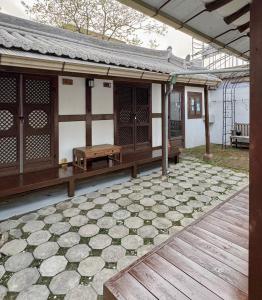 un pabellón con un banco en un patio en Jeonju Gaindang Hanok Stay, en Jeonju