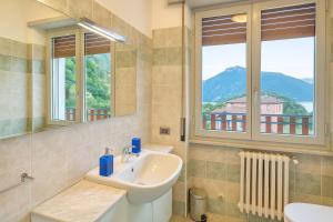 A bathroom at Lake Como Victoria Apartment