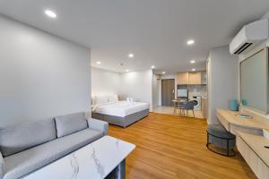 Η κουζίνα ή μικρή κουζίνα στο Brand-New Stylish Studio Apartment B102, Lamai, The Terraza